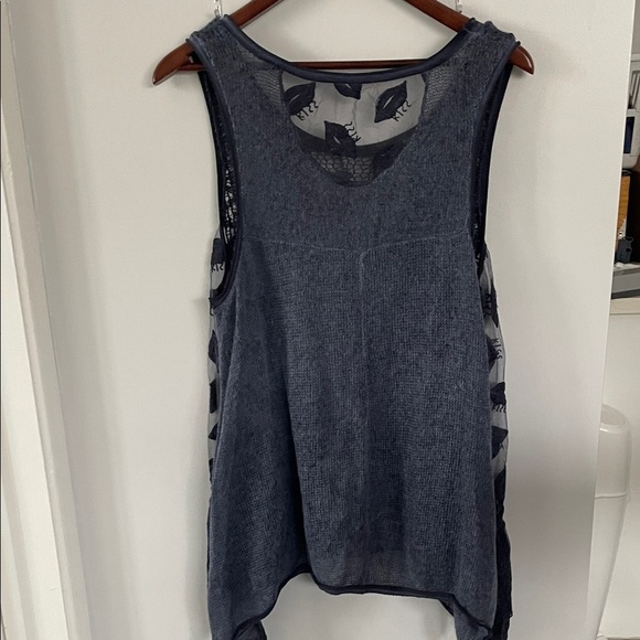 Elegant Navy Lace Sleeveless Top - Picture 3 of 8